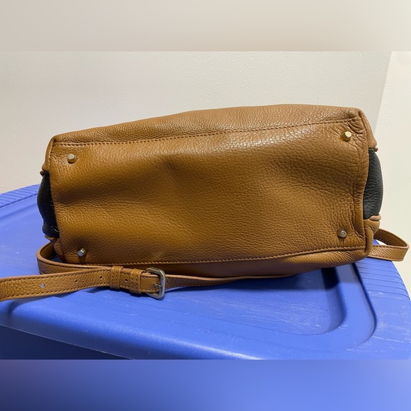 DKNY Brown leather handbag medium size perfect for fall/winter - Picture 5 of 12